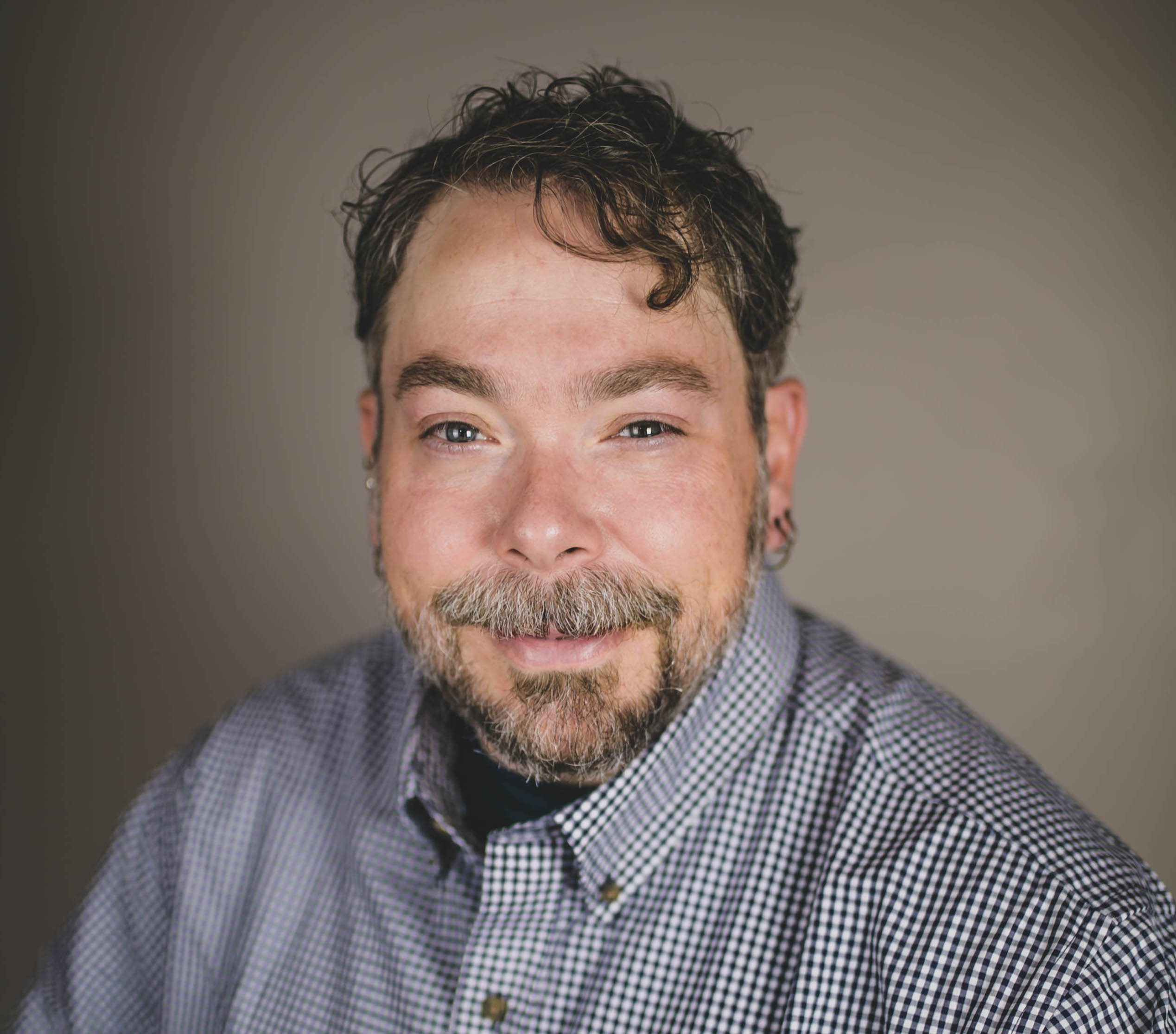 <subject>[headshot] image of customer (for a productivity tools business)</subject>