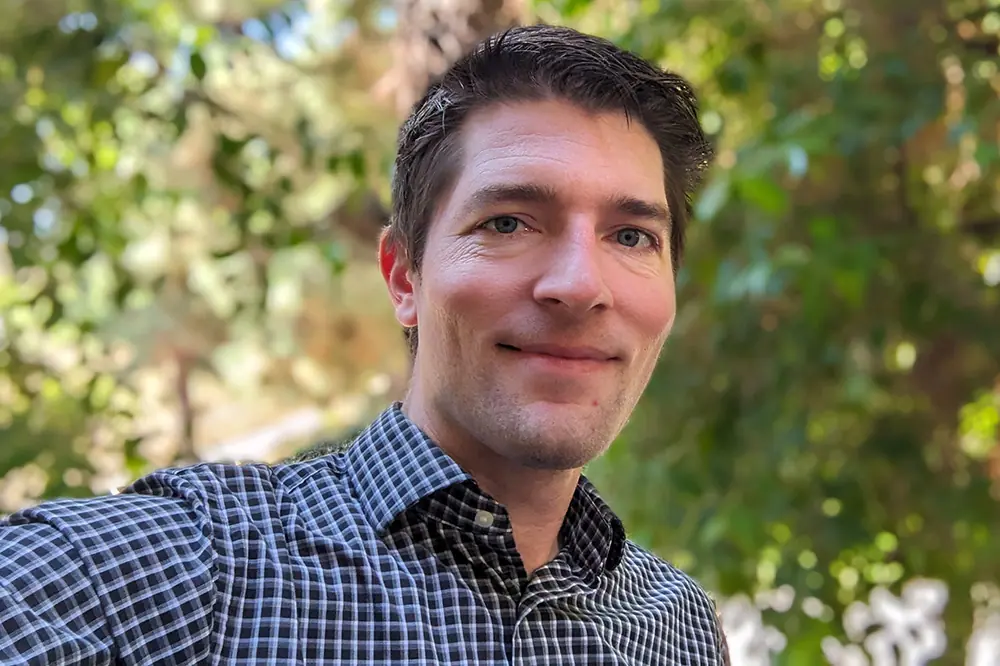 <subject>[headshot] image of customer (for a productivity tools business)</subject>
