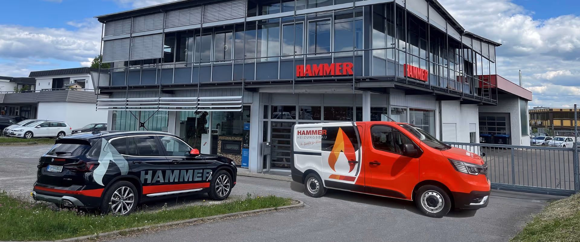 Außenansicht Hammer Firmengebäude mit zwei Firmenwagen