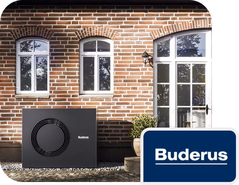 Schwarze Buderus Wärmepumpe vor Klinkerhaus auf Kiesbett