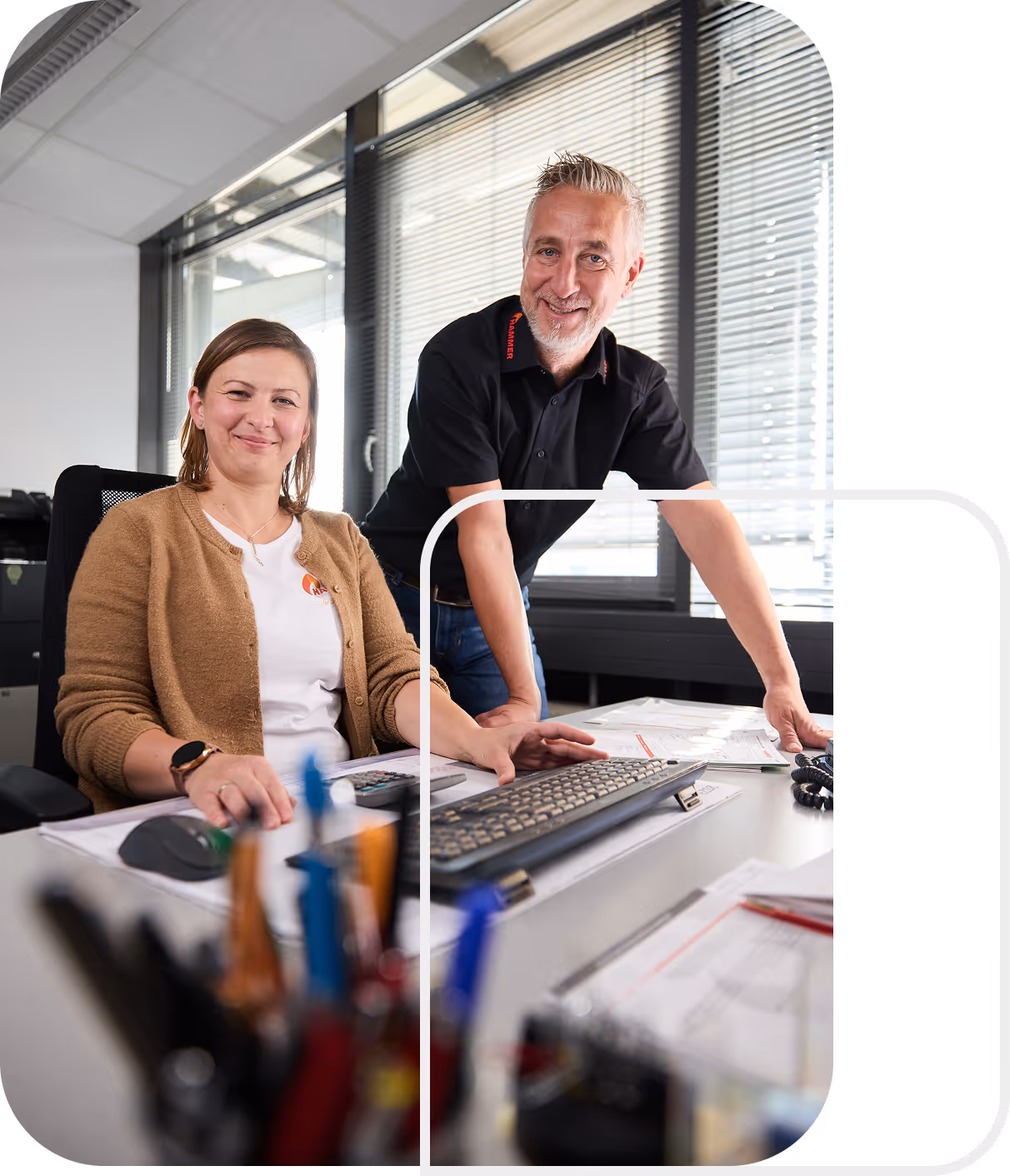 Zwei Hammer Service Mitarbeiter am Schreibtisch