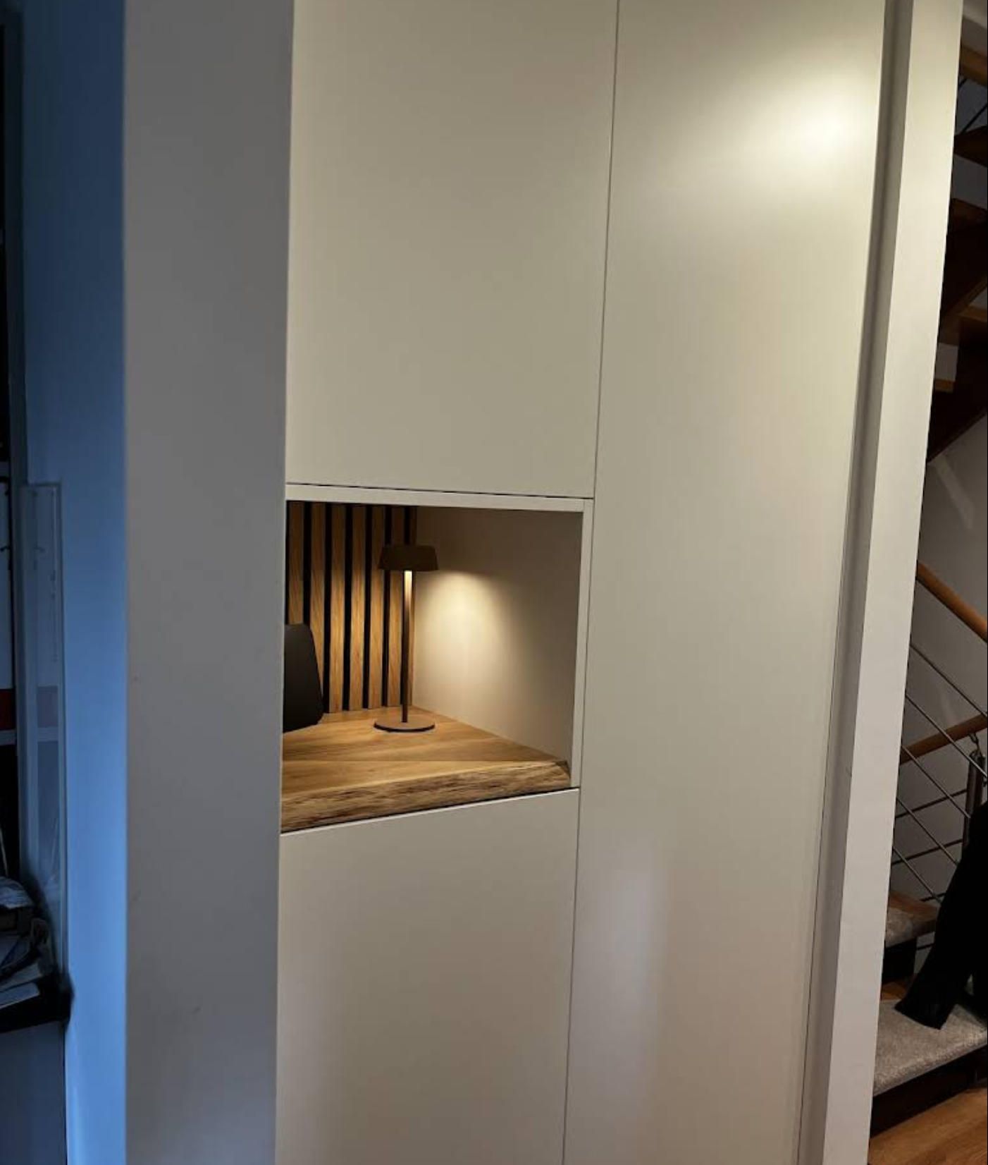 Flurschrank nach Maß: Perfekte Integration in den Raum durch einen weißen Einbauschrank mit Eichenholz-Akzent und Beleuchtung. Ein Projekt der Holzbären aus Fürth.