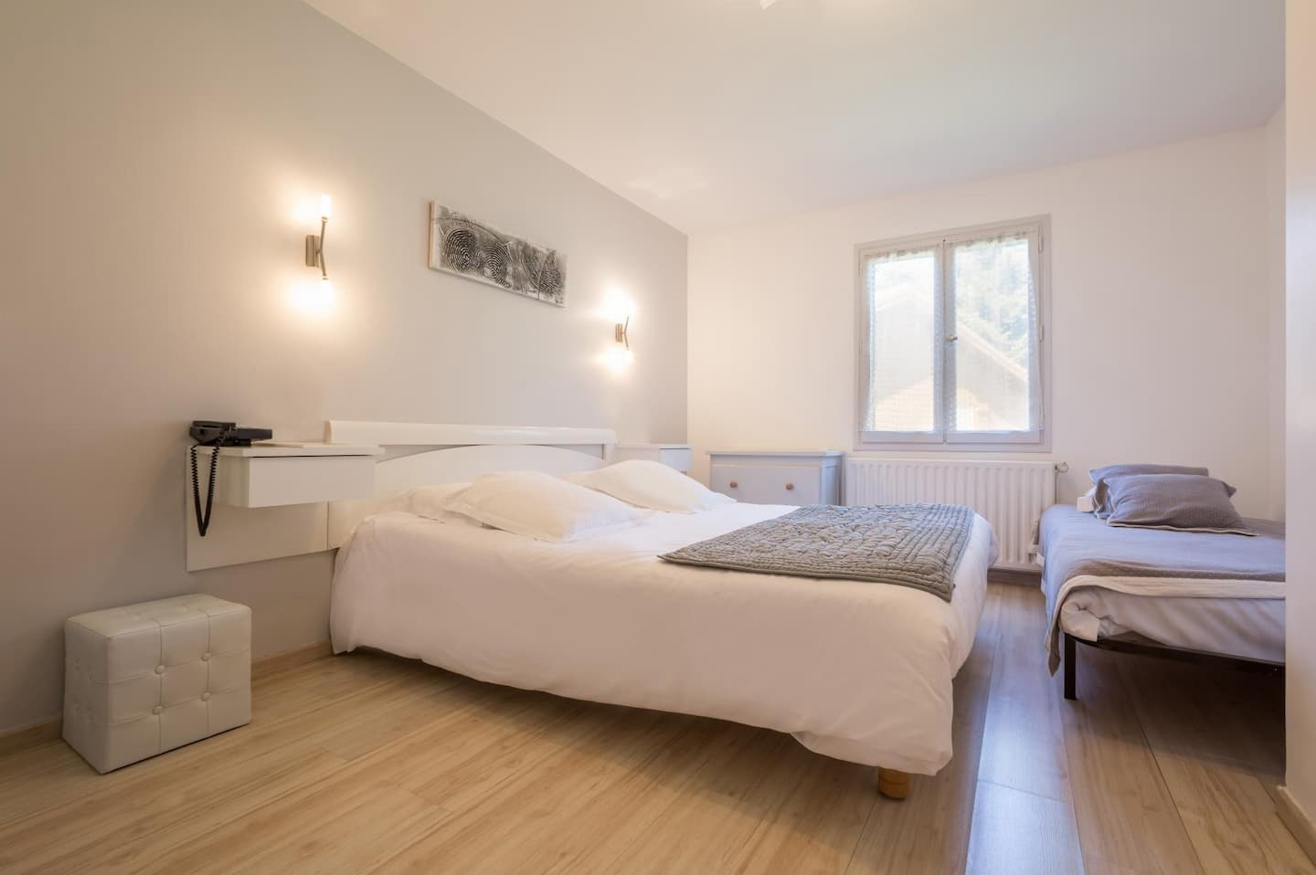 Chambre double confortable et lumineuse des Cèdres Bleus à Aurec-sur-Loire, au cœur d’un parc boisé