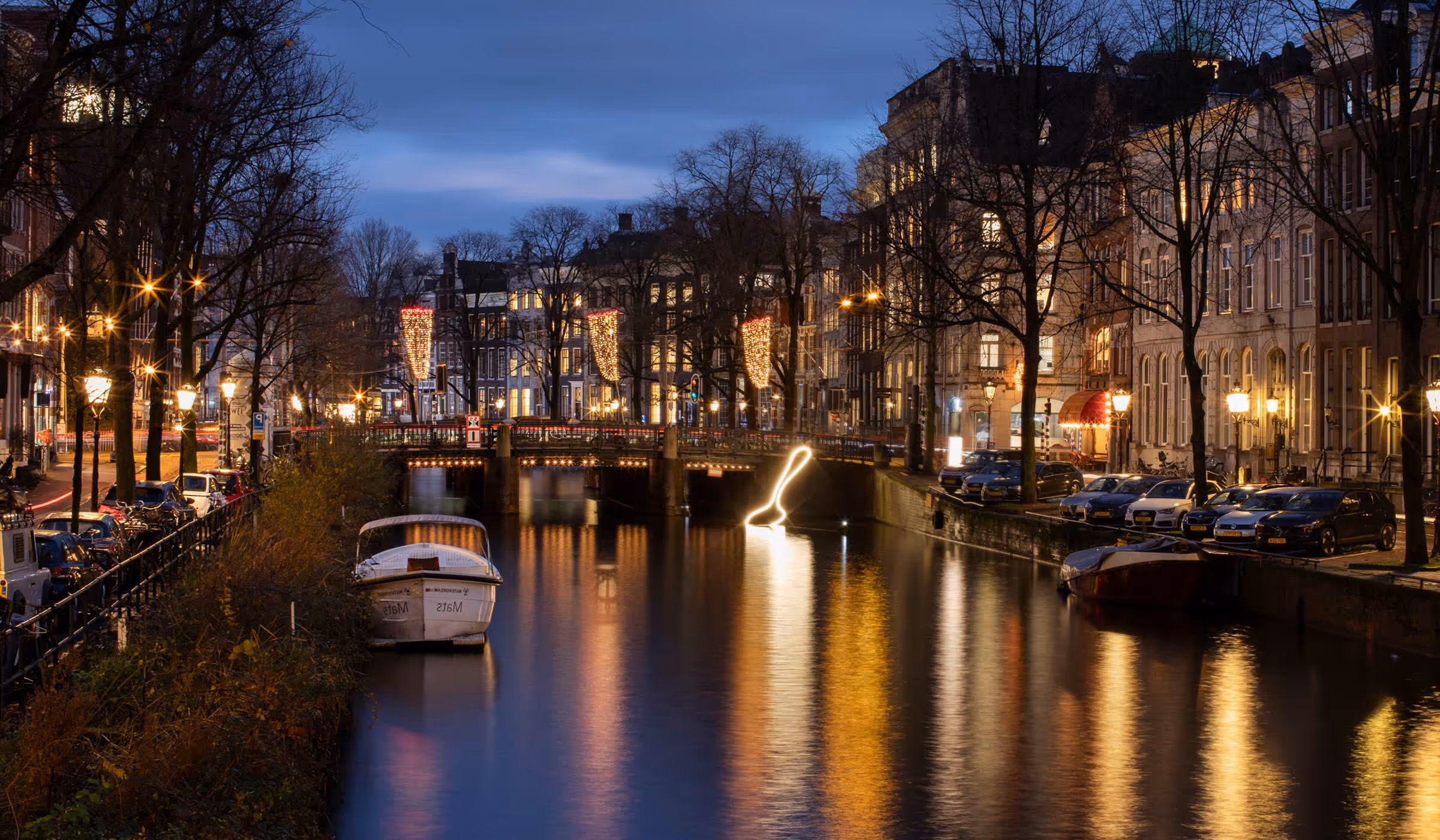 Light sculpture 'Spoonful' by Kumquat Lab at Amsterdam Light Festival.