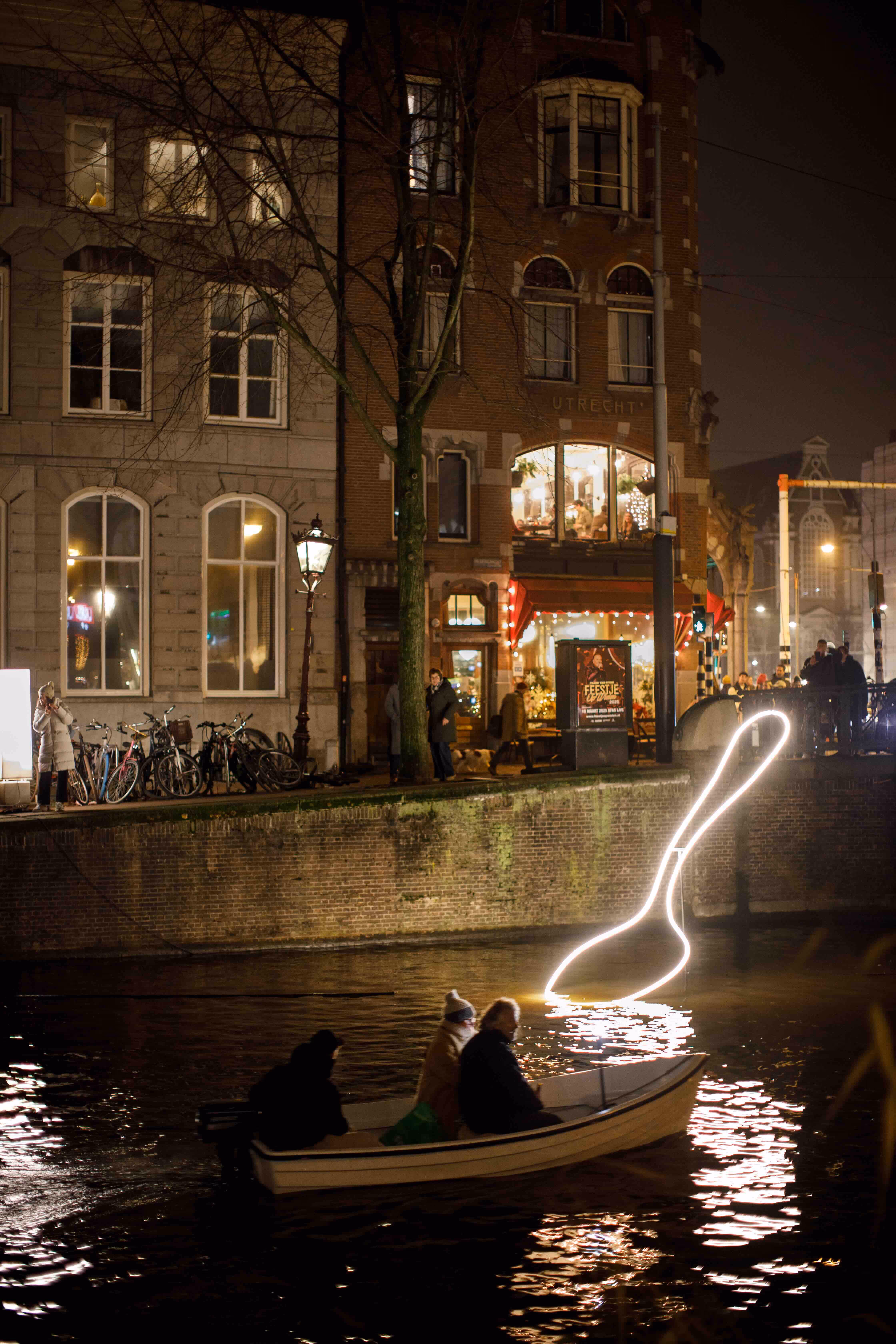 Light sculpture 'Spoonful' by Kumquat Lab at Amsterdam Light Festival.