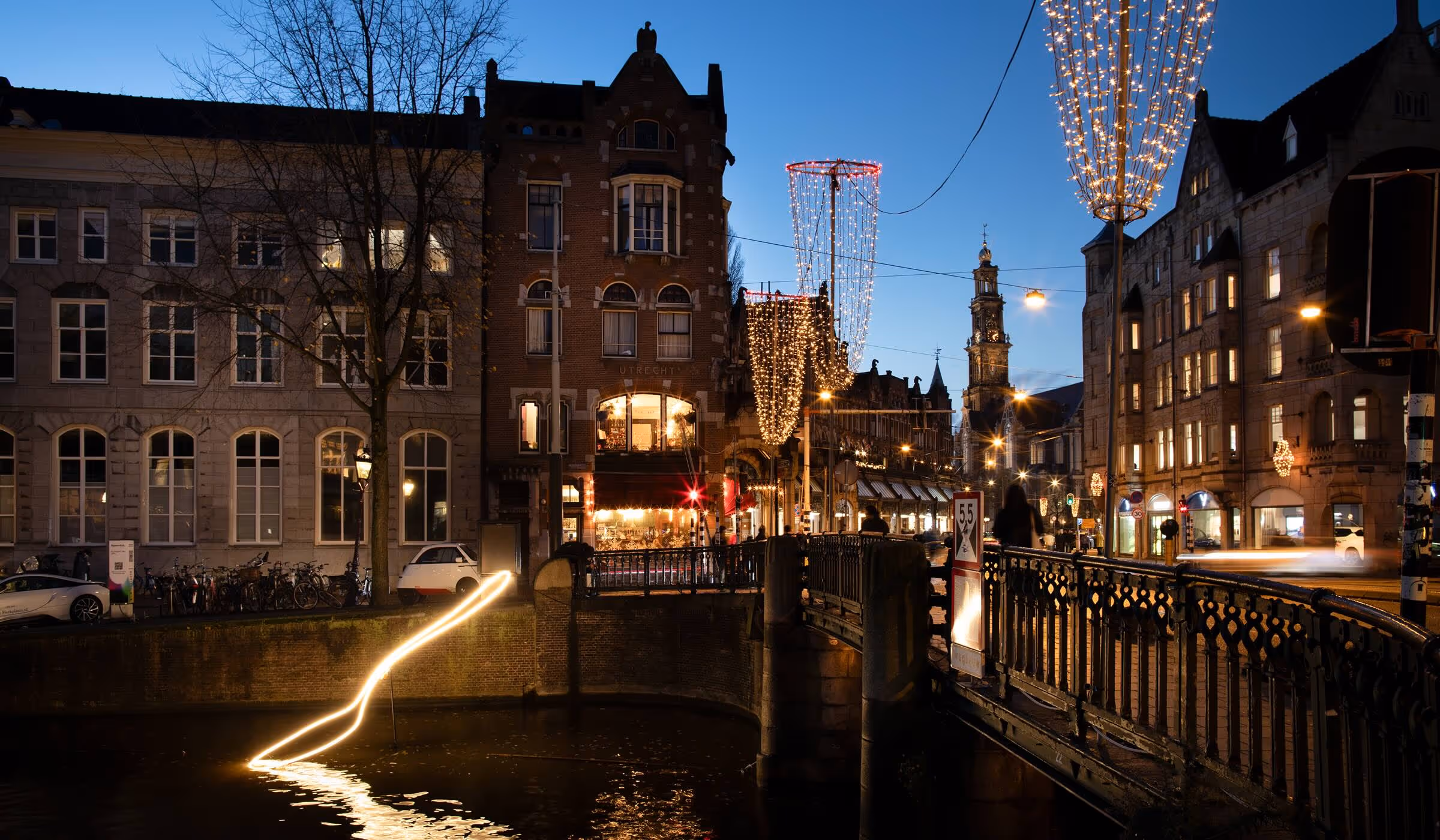 Light sculpture 'Spoonful' by Kumquat Lab at Amsterdam Light Festival.