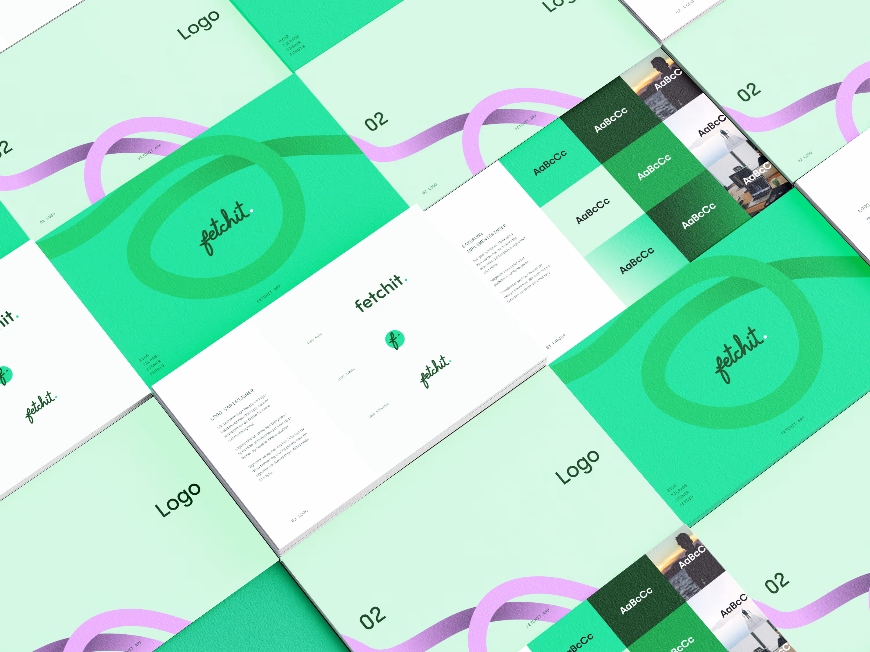 Flere åpne sider med logoer, fargeprøver og typografi for et merke kalt Fetchit i grønn- og lilla-toner.
