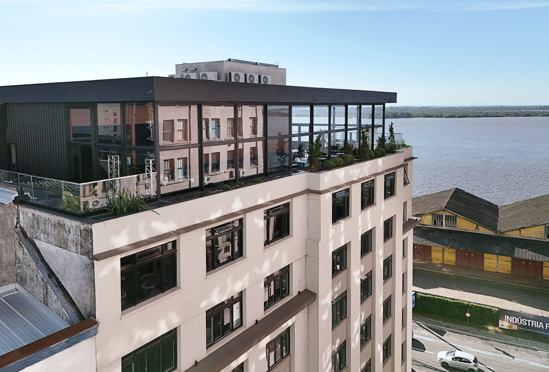 Xtay Cais Rooftop com vista para o rio Guaíba