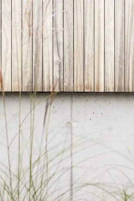 De overgang van een warme houten gevelbekleding naar het strakke beton