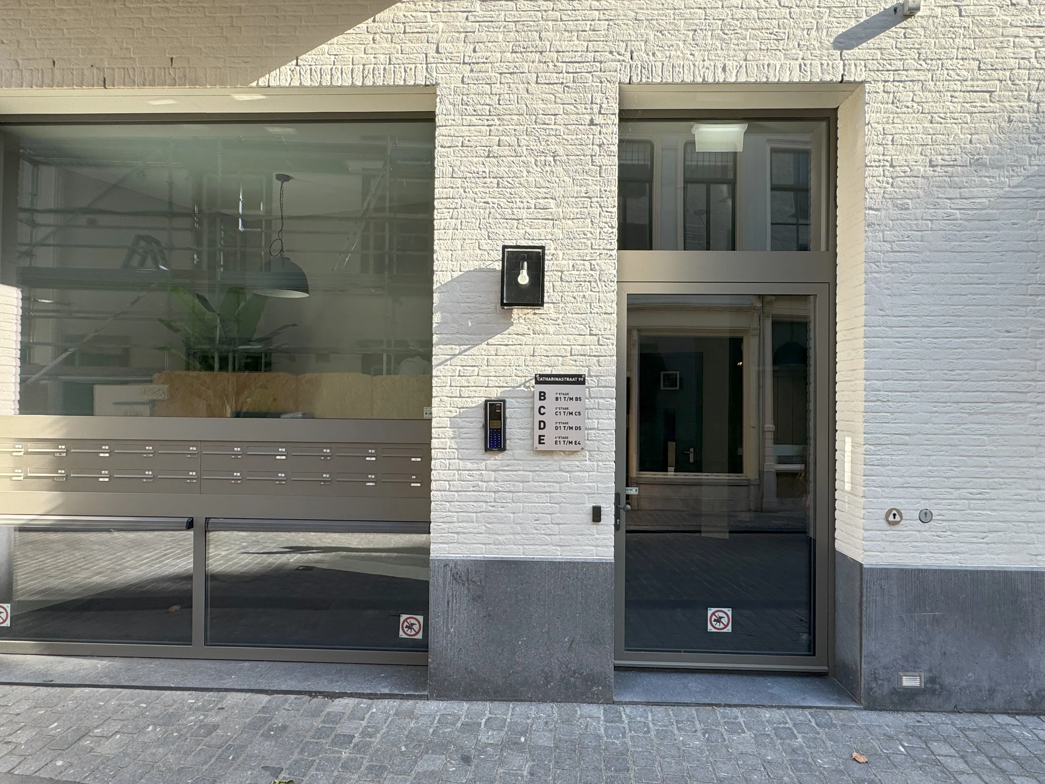 Een voordeur met verschillende huisnummers in de binnenstad van Breda