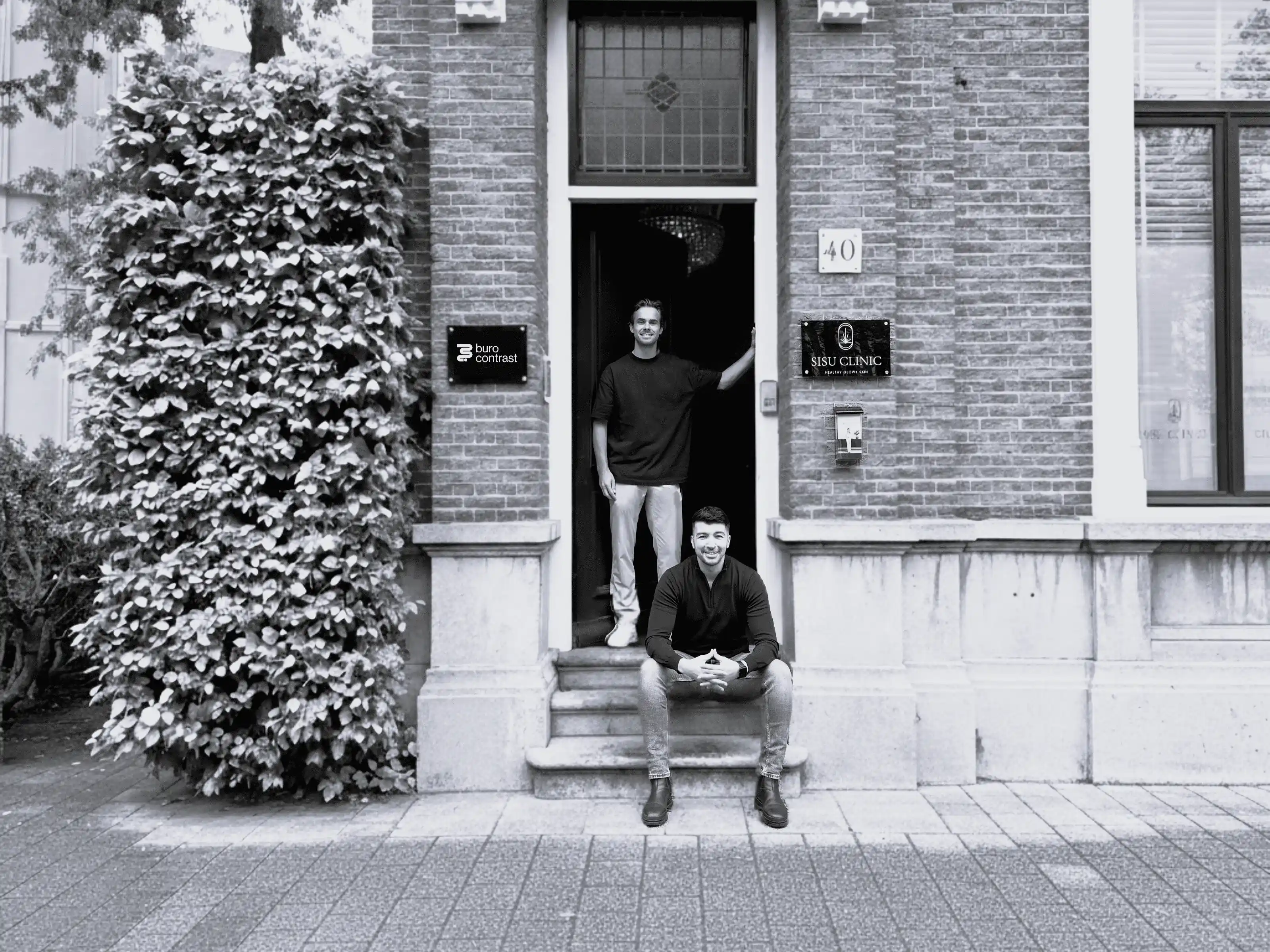 Youssef en Jeroen in de deuropening van de Sophiastraat