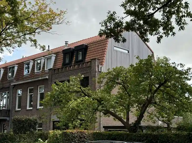 Dakopbouw met mansarde kap op een bestaande woning