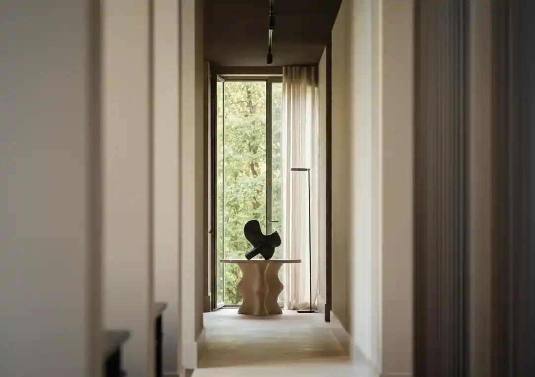 Een rustige zichtlijn waar een overloop ruimte maakt om meerdere kamers te betreden