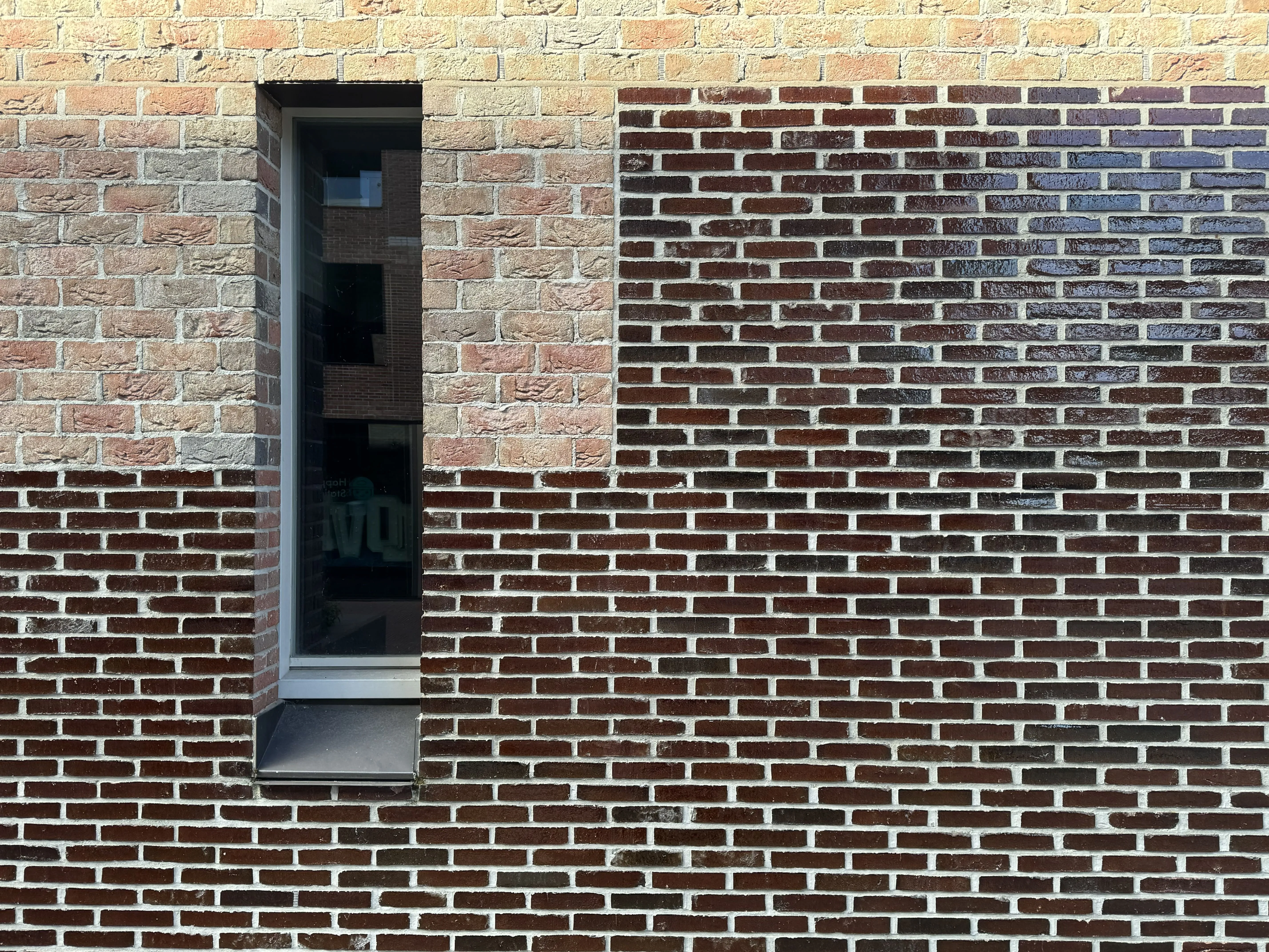 De overgang van twee metselwerk soorten waarbij het contrasterende effect elkaar versterkt