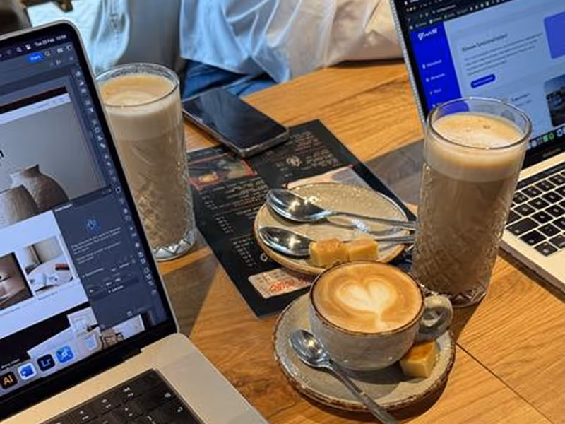 Solopreneur arbeitet mit Kaffee am Laptop – ortsunabhängiges Business im Alltag