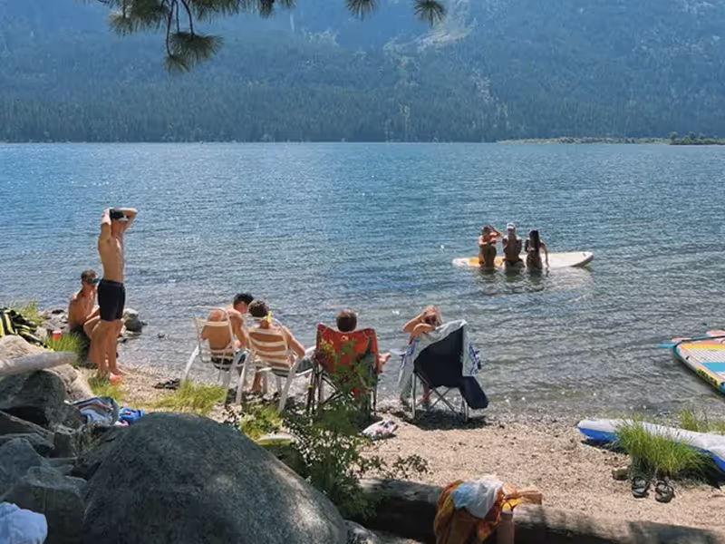 EPB Community Mitglieder genießen den Sommer am See – Freiheit und Gemeinschaft