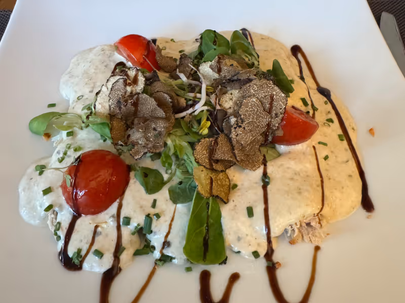 Gourmetgericht mit frischen Trüffeln, Tomaten und cremiger Sauce – Workation-Mahlzeit, die Lifestyle und Genuss verbindet.