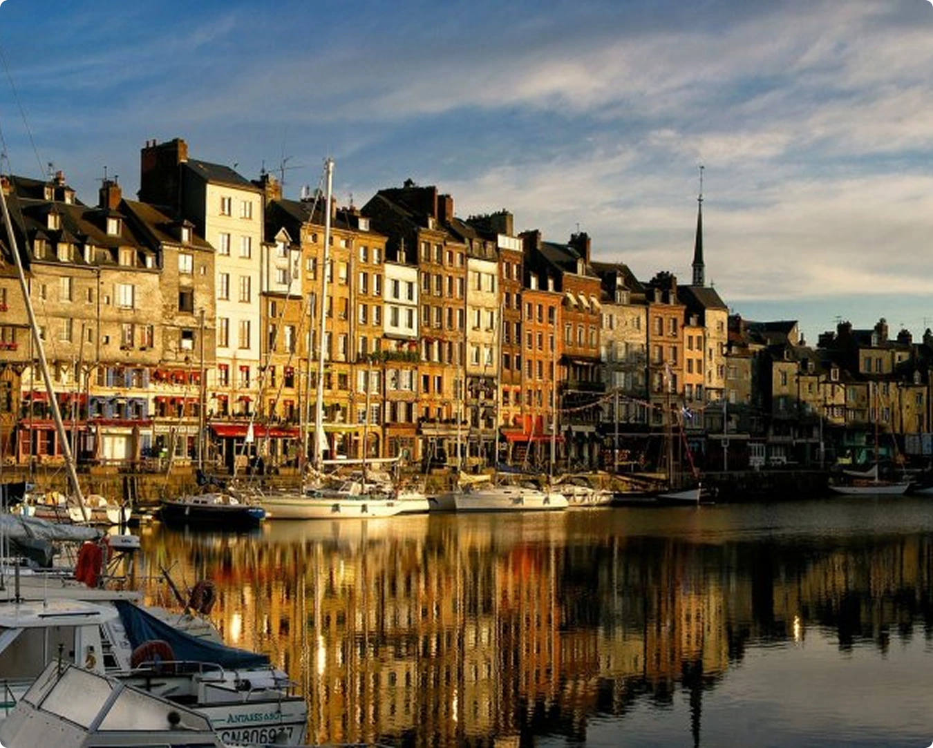 Image qui montre la ville d'Honfleur pour illustrer la ville où se trouvent les entrepôts HelloBox