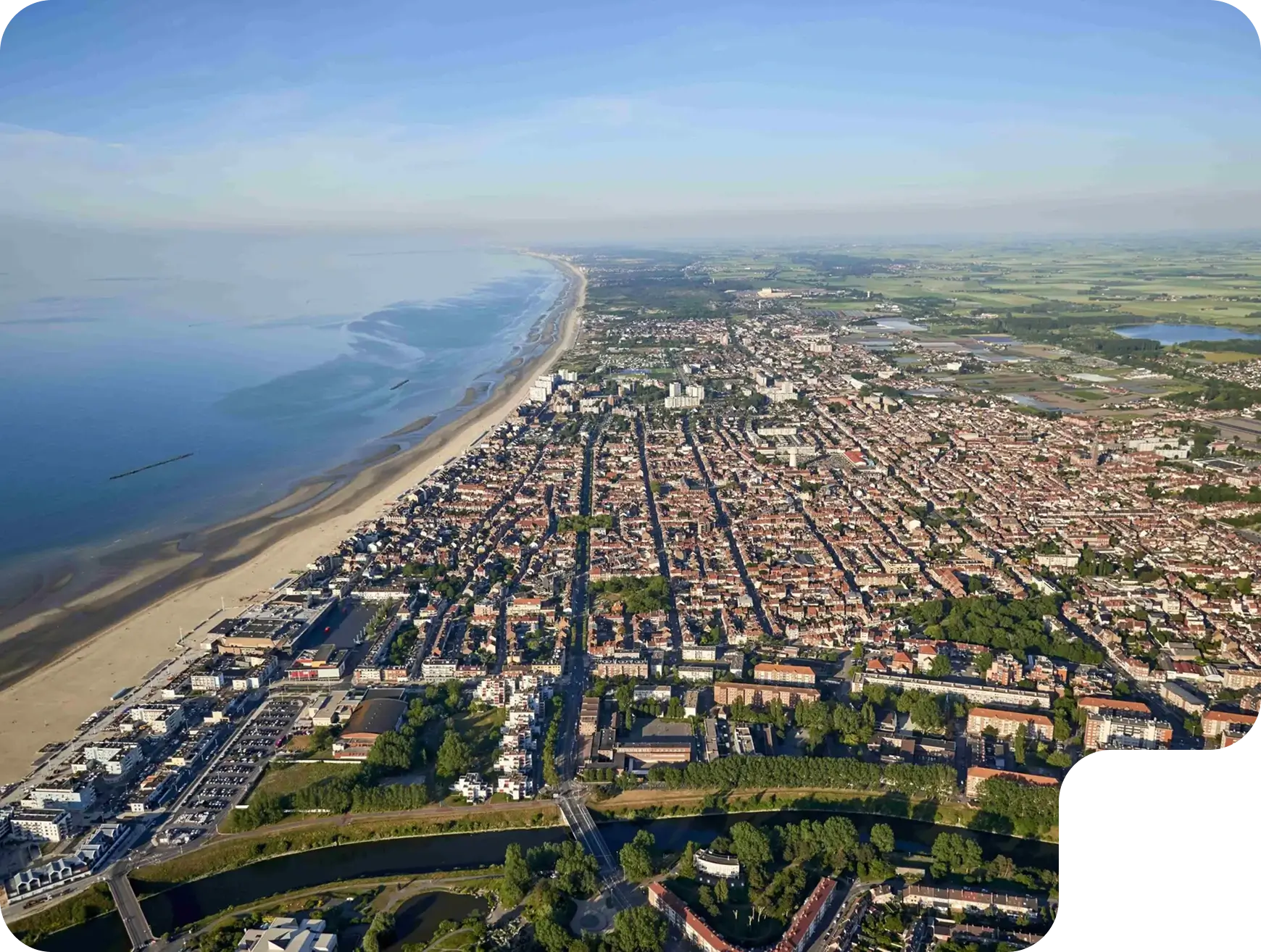 Image qui montre une vue aérienne de la ville d'Honfleur