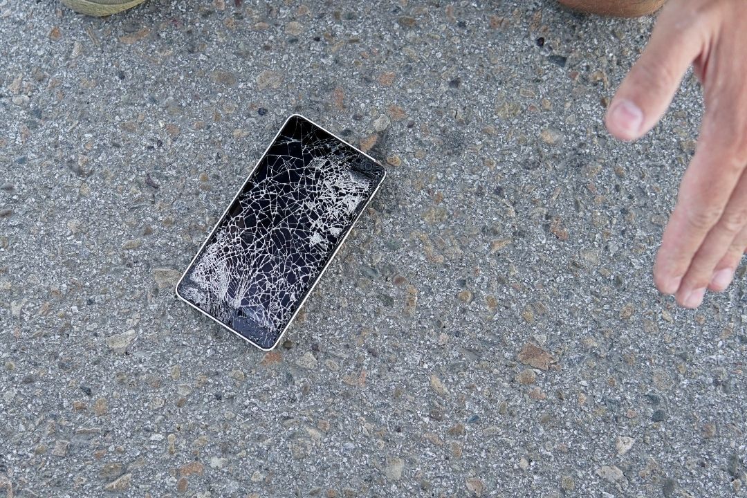 telefoon van iemand laten vallen