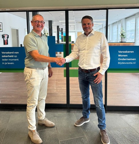 wim en daniel geven elkaar een hand