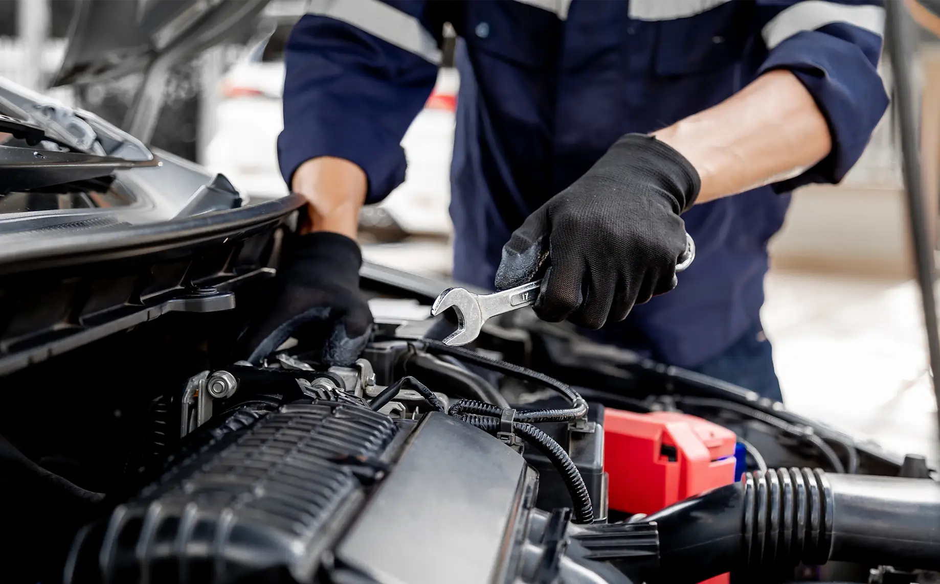 mecanicien sur voiture