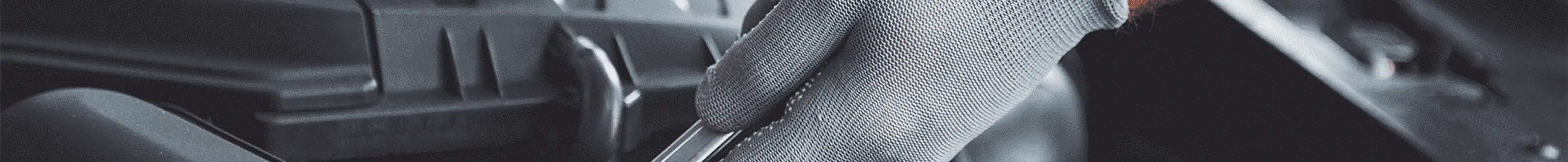 mecanicien automobile qui répare une voiture