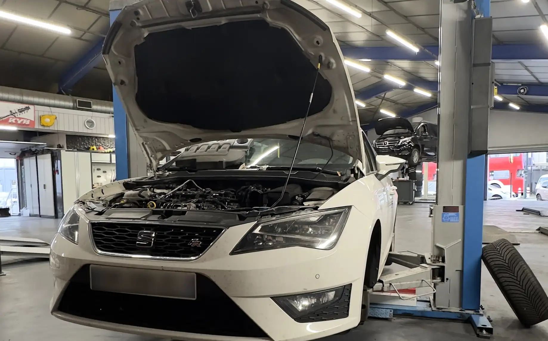 voiture sur pont élévateur dans un garage à Annecy seynod