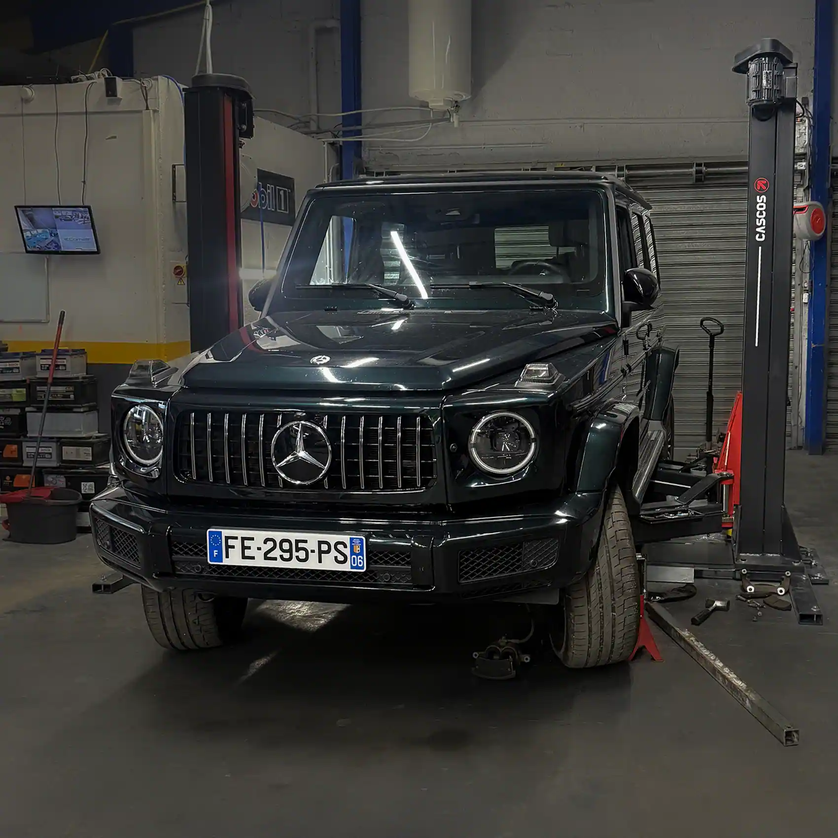 mercedes GL sur un pont élévateur