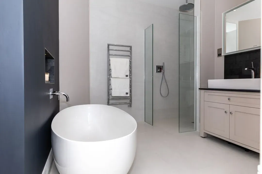 https://cdn.prod.website-files.com/68b836573a7463eca0f2a529/68b836573a7463eca0f2a9d2_bathroom_72_4-3e7d0605.avif showing a completed bathroom