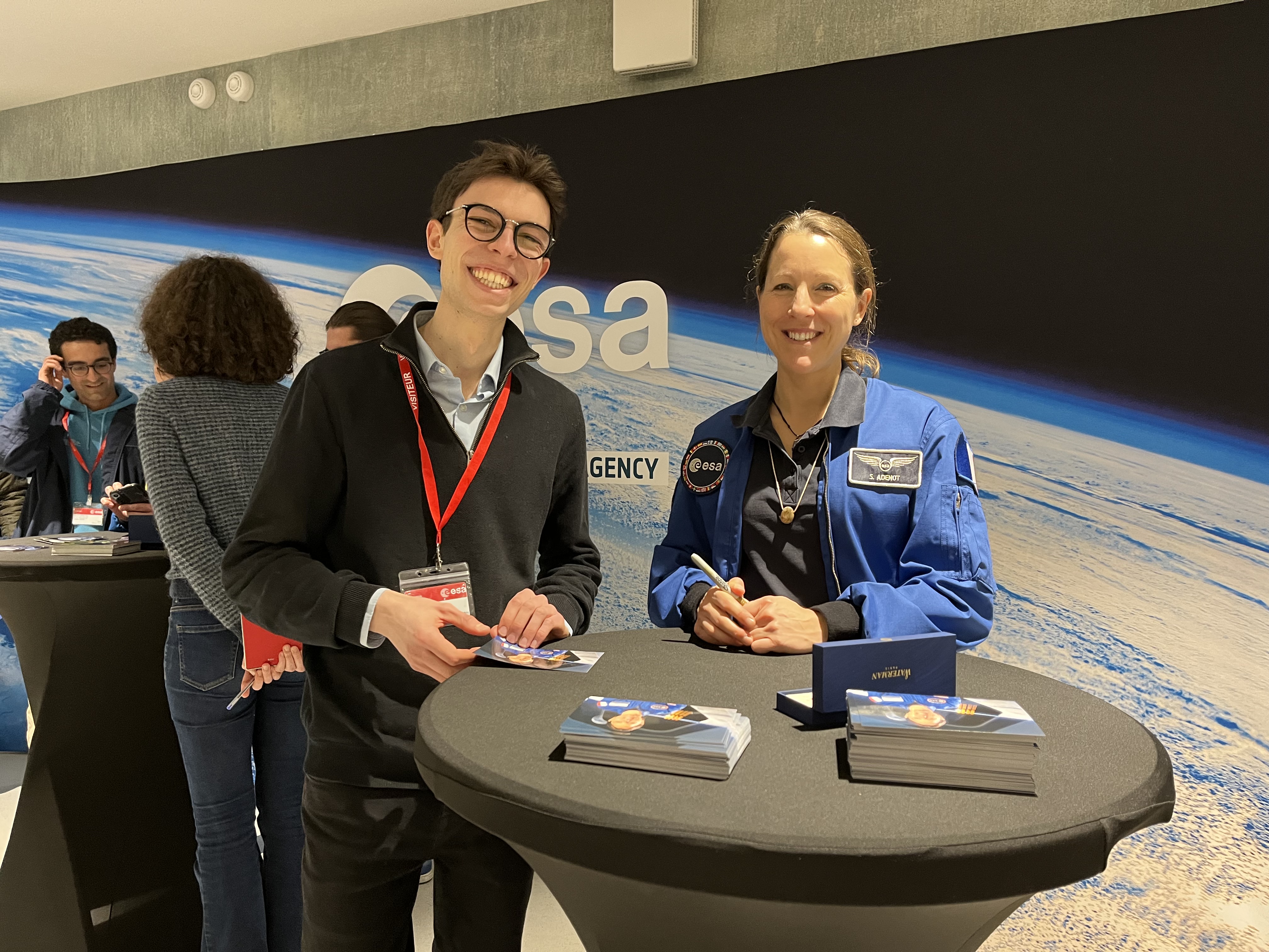 image depicting employees collaborating (for a manufacturing plant)