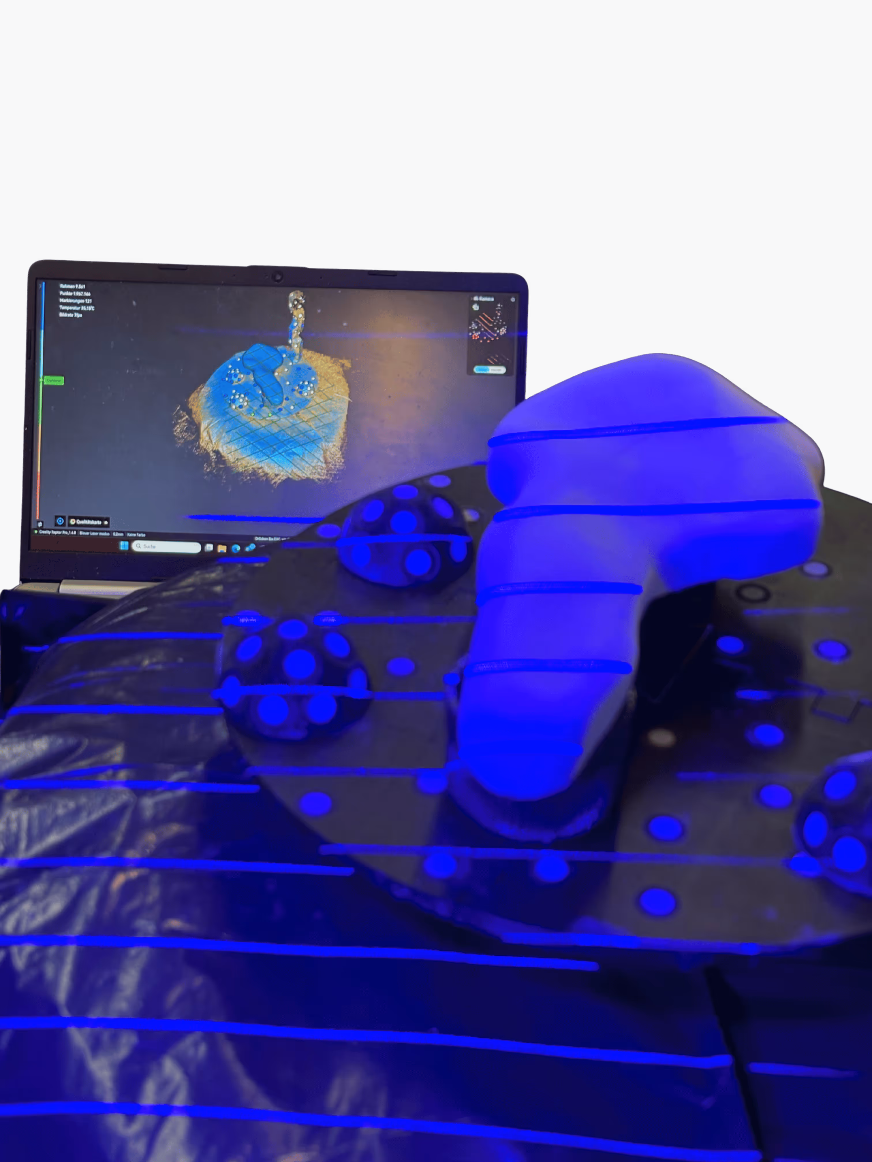 Ein Kunstobjekt wird mit einem Scanner digital gescannt