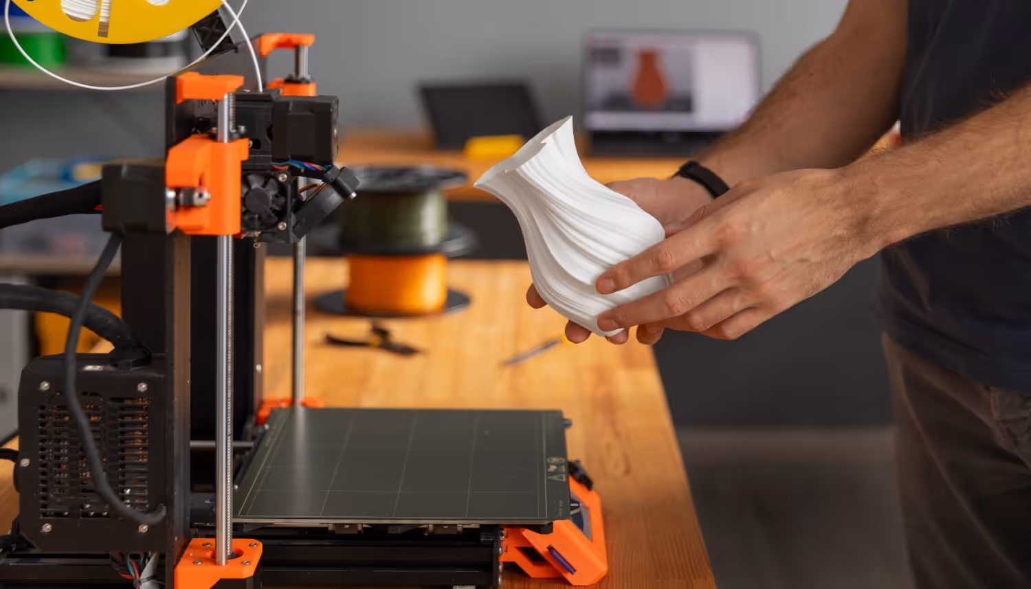 Designer begutachtet eine 3D gedruckte Vase