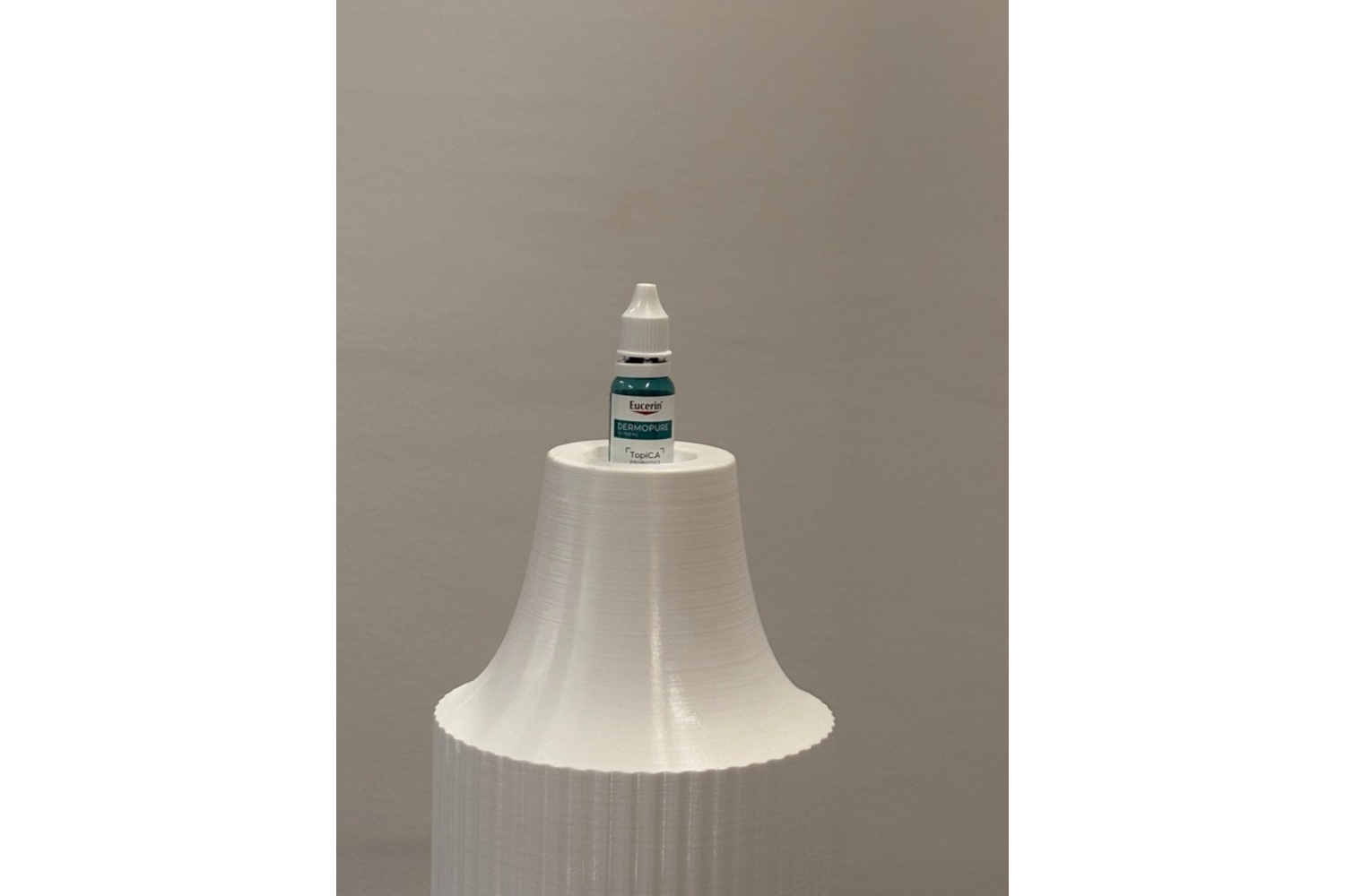 Original-Flasche auf dem Kopf des XXL-Modells, Seitenansicht