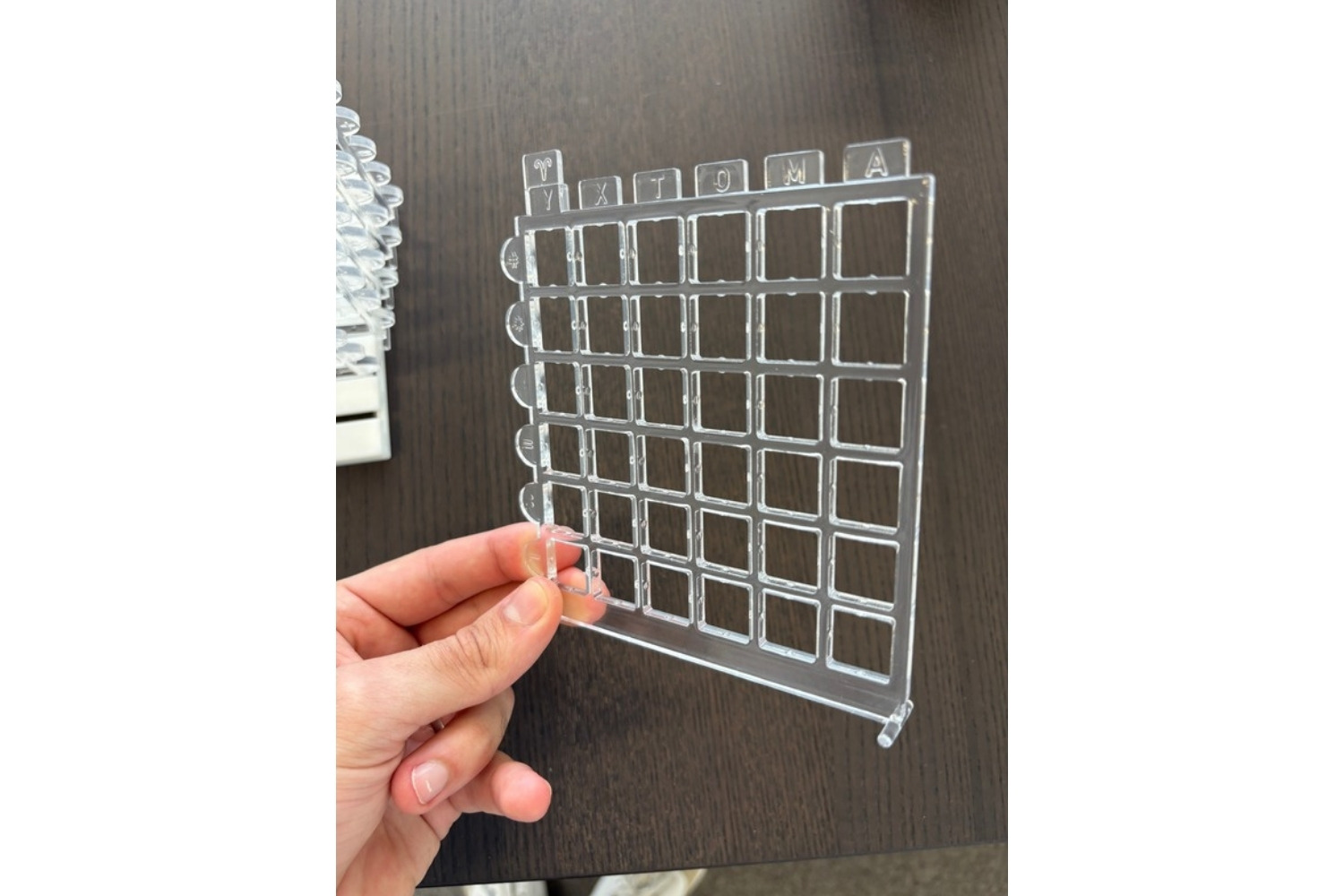 3D Schiffe versenken, transparentes Spielfeld in der Hand