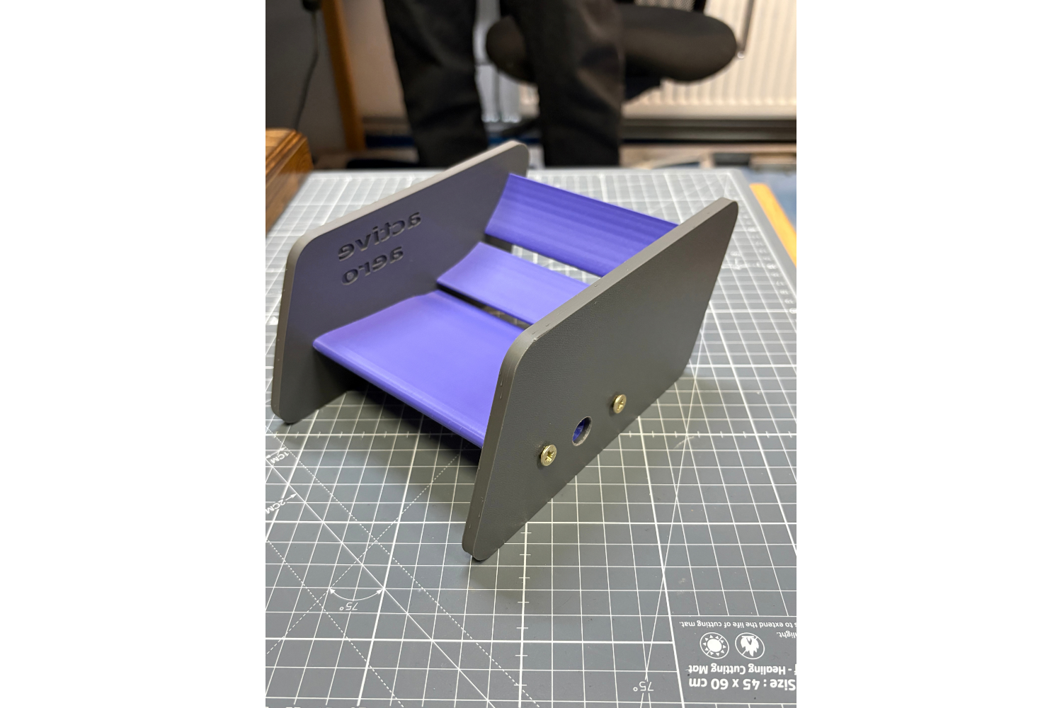 Testmodell von Active Arrow Formel 1 in der Frontansicht auf der Schneidematte