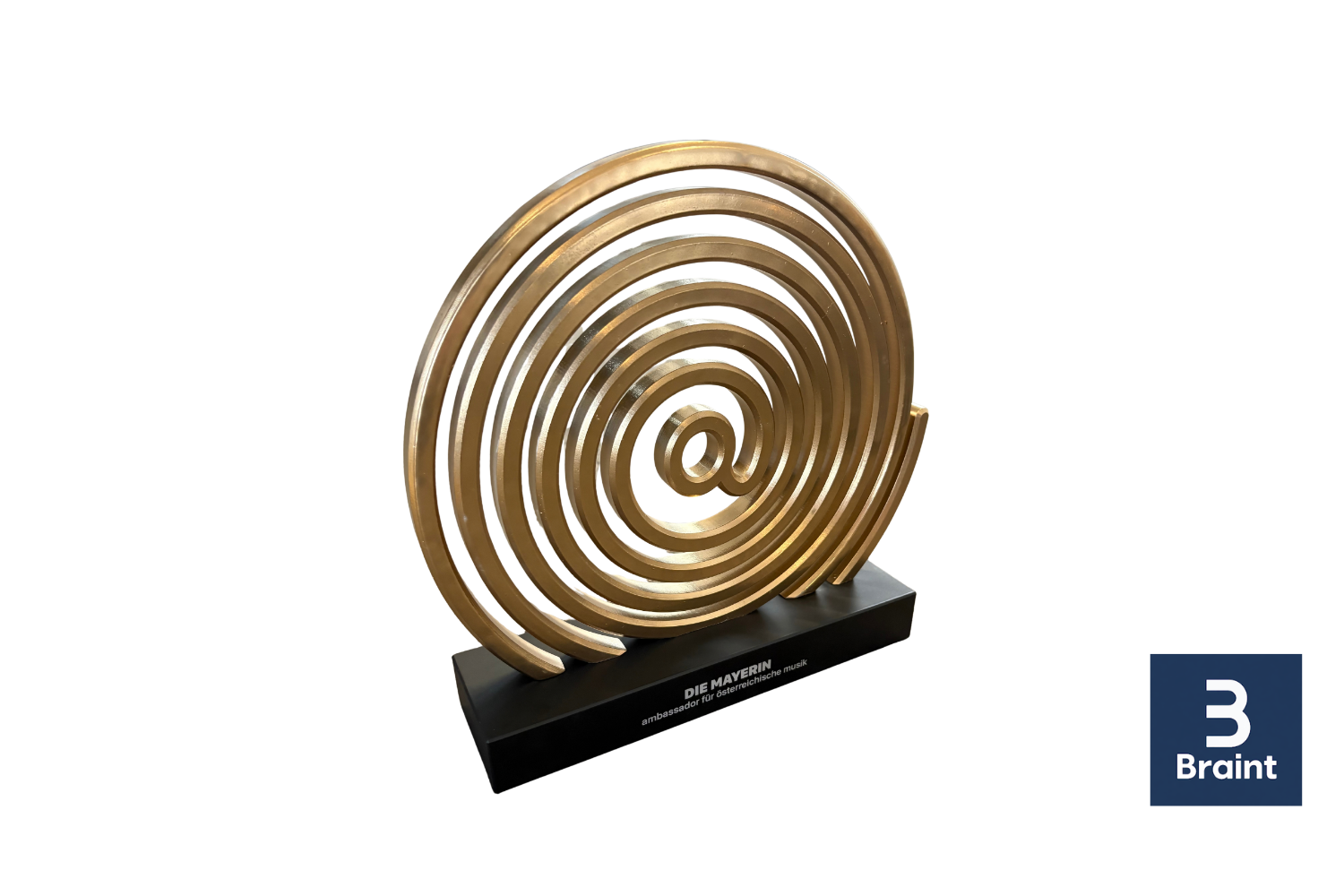 Freigestellter goldener Spiral-Award für die AKM-Ambassadors auf schwarzem Podest, gefertigt von Braint3d