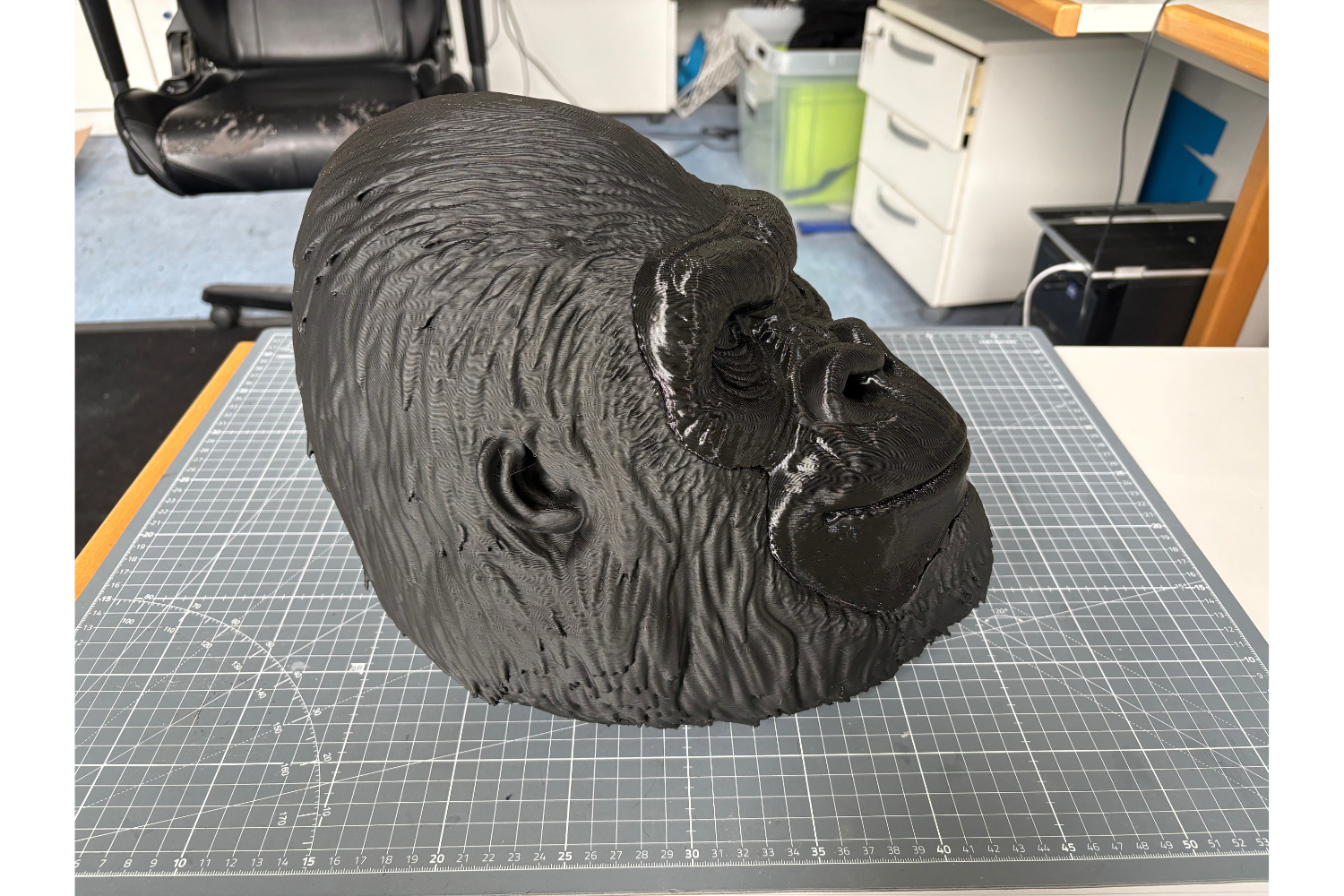 Seitenansicht des 3D-gedruckten Riesengorilla-Kopfs mit matter Haarstruktur und glatt gedrucktem Gesicht