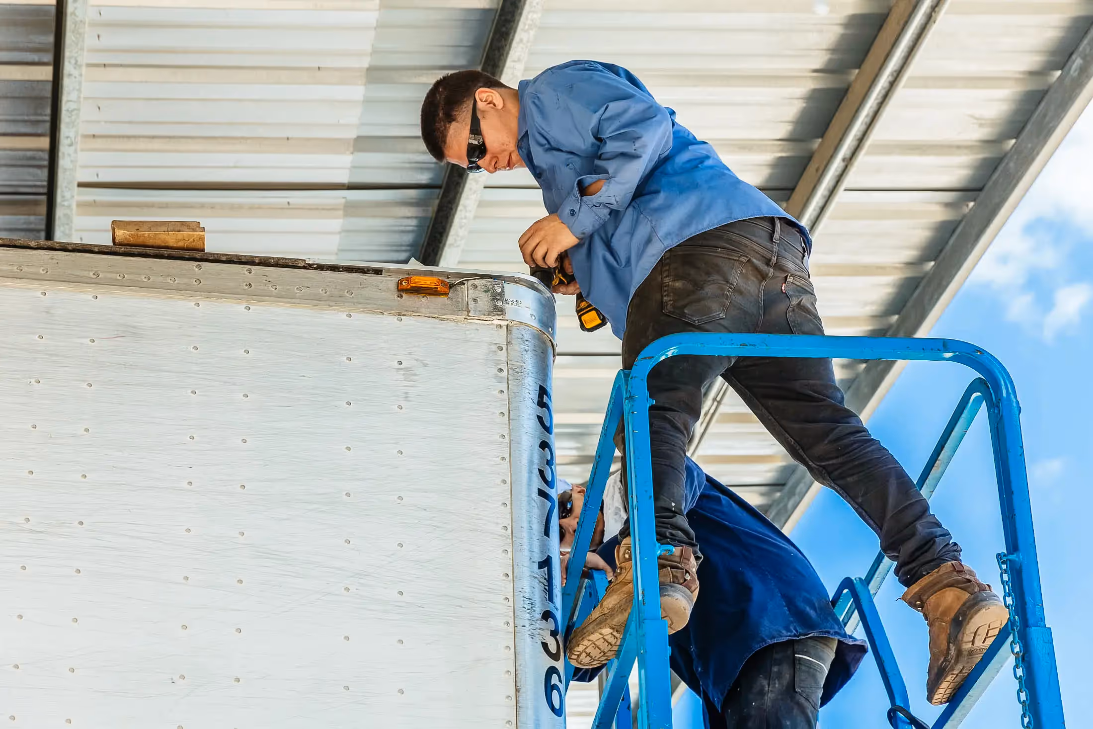 Mechanic providing trailer repair in Beaufort, SC