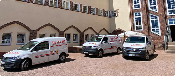 Firmenfahrzeuge vor de Schulgebäude in Rabenau