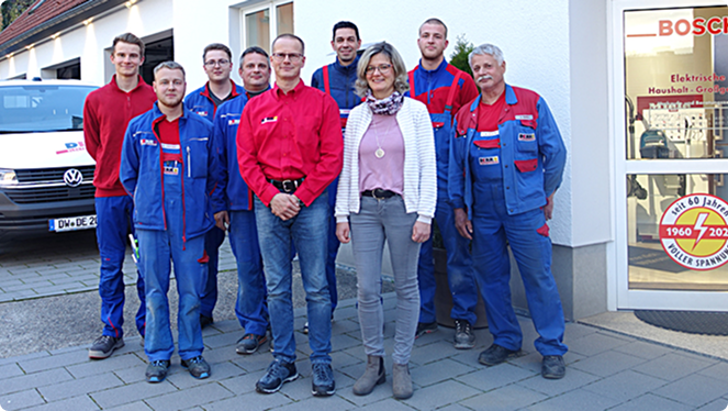 Teambild von 2021 vor Firmengebäude