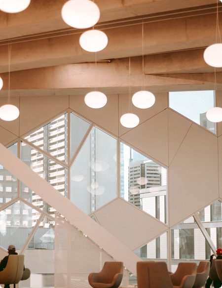 Eingangshalle mit abhängenden Lampen