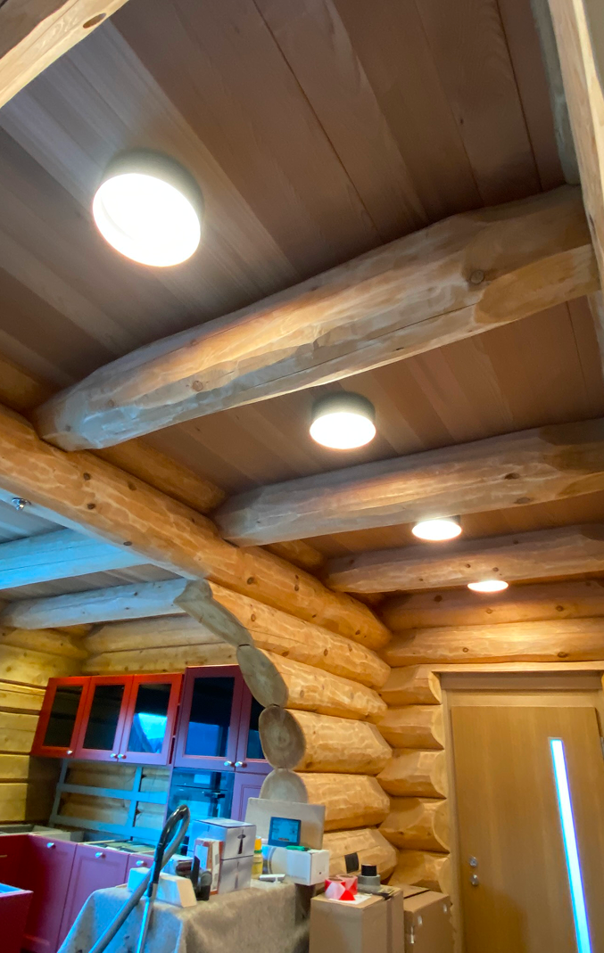 Beleuchtung in einem Holzblockhaus