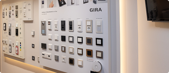 Firmenfahrzeuge vor de Schulgebäude in Rabenau