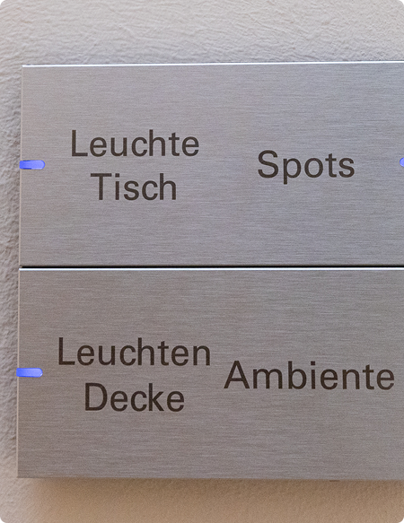 Lautsprecher unter einem Fernseher