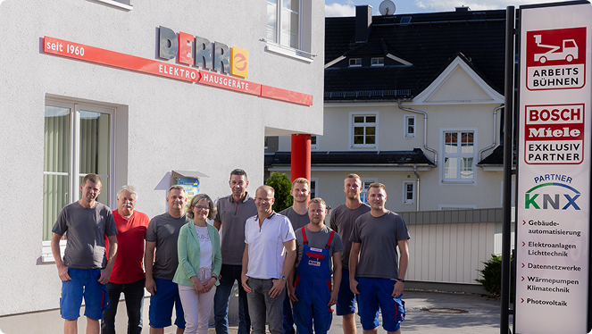 Teambild von 2021 vor Firmengebäude