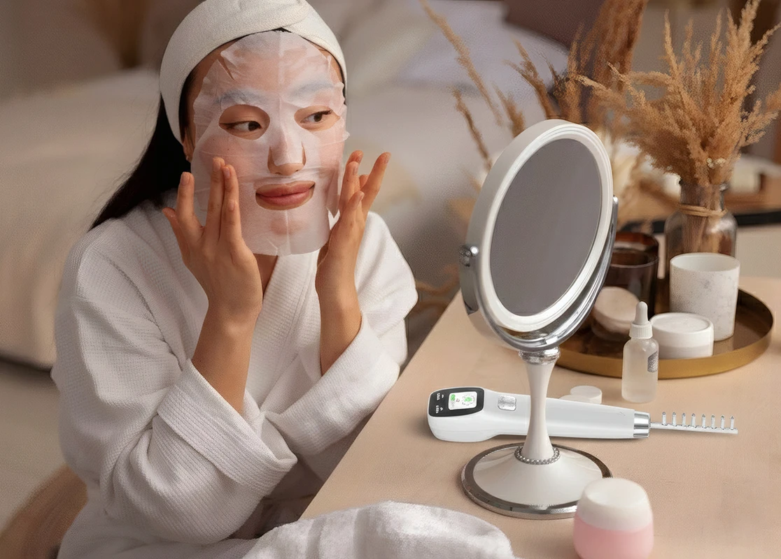 mujer usando los productos de kara clinical