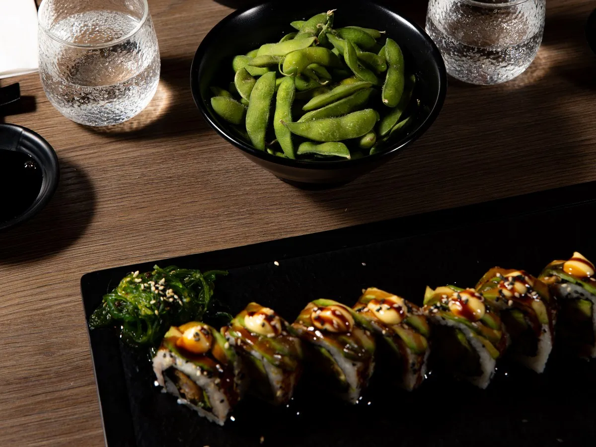 Dragon Roll mit Wakame Salat, dazu Edamame und Wasser.