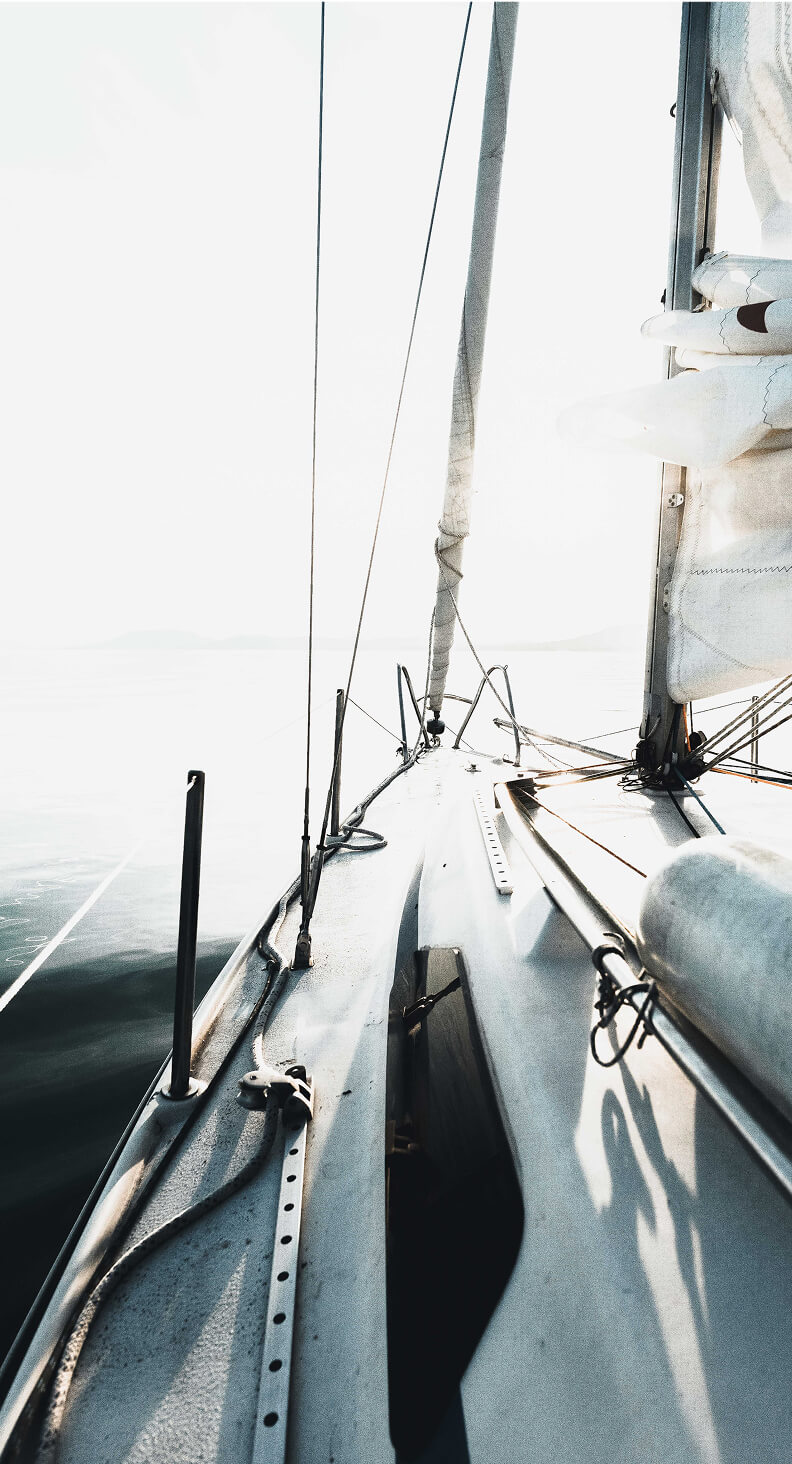 Sailboat on the open water, illustrating goal-oriented financial planning and investment management with clarity.