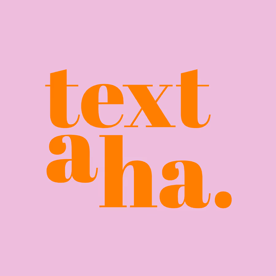 Katja Saenze Grafik-Art: Text aha in Orange auf rosa Hintergrund